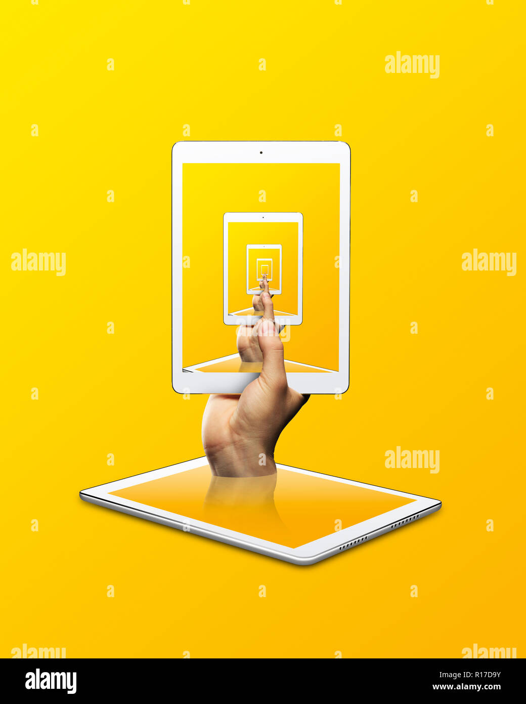 Person, die digitale Tablet mit sich wiederholenden Bild vor gelbem Hintergrund Stockfoto