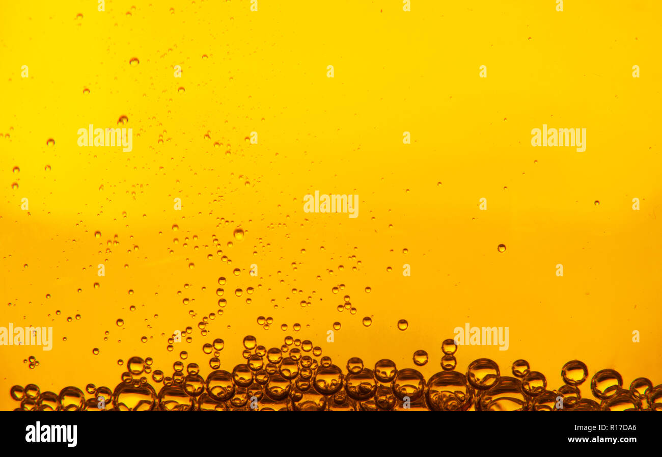 Blasen im goldenen Flüssigkeit, den Kopf studio Shot Stockfoto