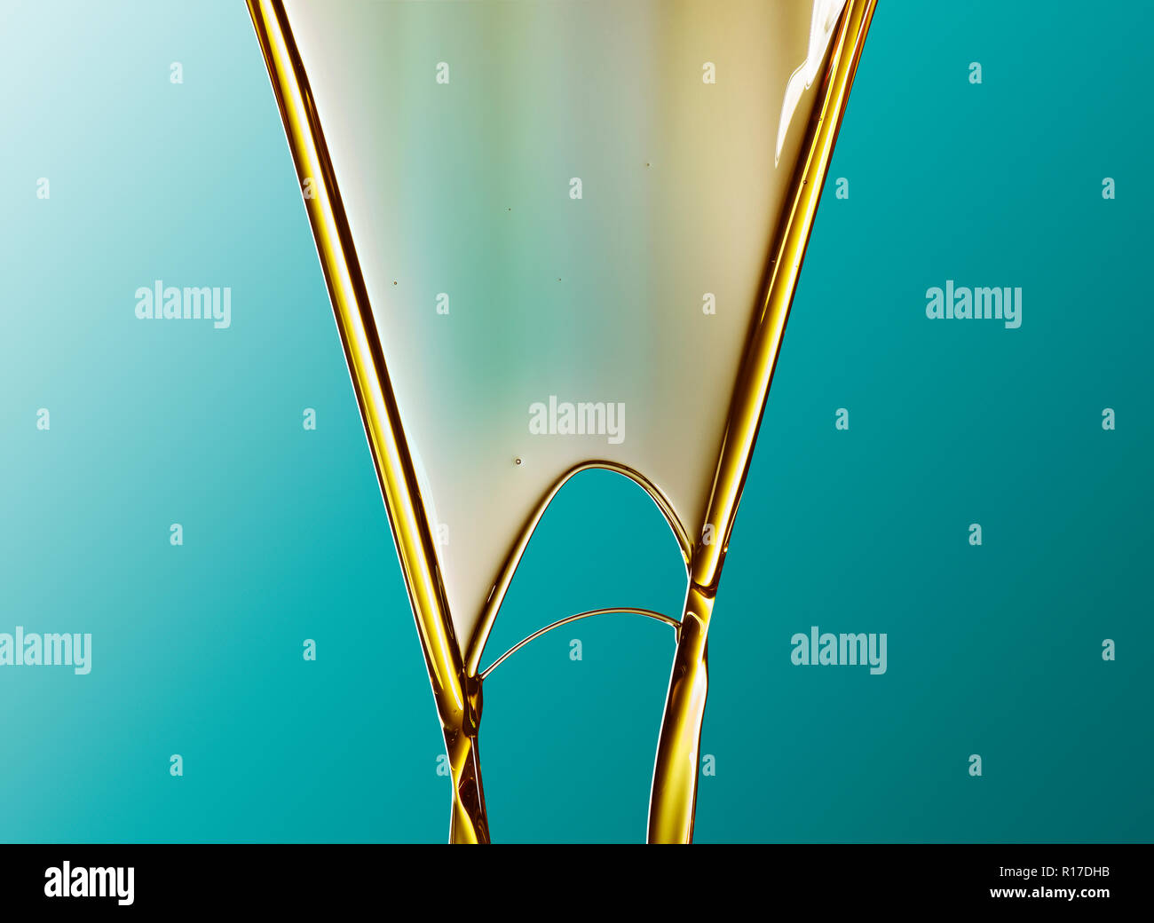Golden gefärbten Öl fließt in V-Form vor blauem Hintergrund Stockfoto
