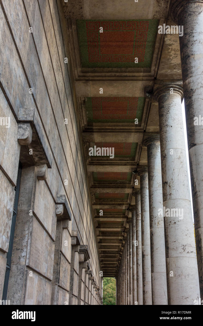 Hoch aufragende Säulen vor dem Haus der Kunst aus der NS-Zeit, München Stockfoto