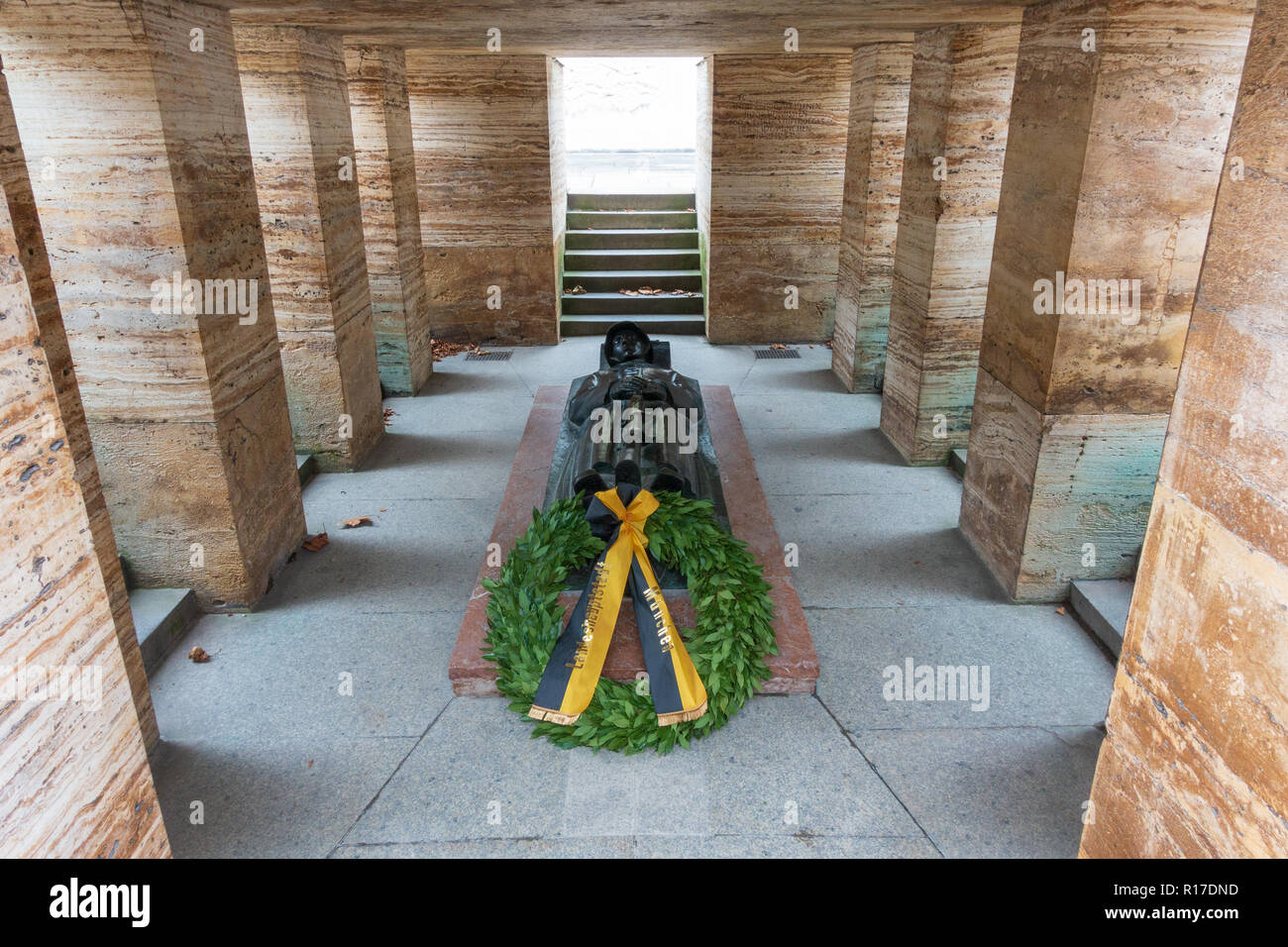 Statue des toten Soldaten in der Krypta des Kriegerdenkmal aus dem Ersten Weltkrieg, Hofgarten, München Stockfoto