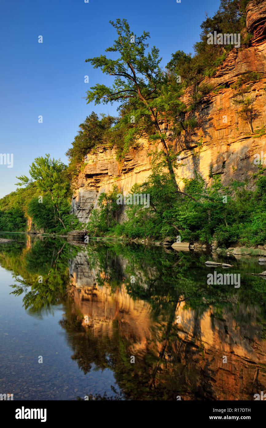 Sandstein Klippen und Wald Bäume entlang der Buffalo National River im Sommer, Buffalo National River - Pruitt's Landing, Arkansas, USA Stockfoto