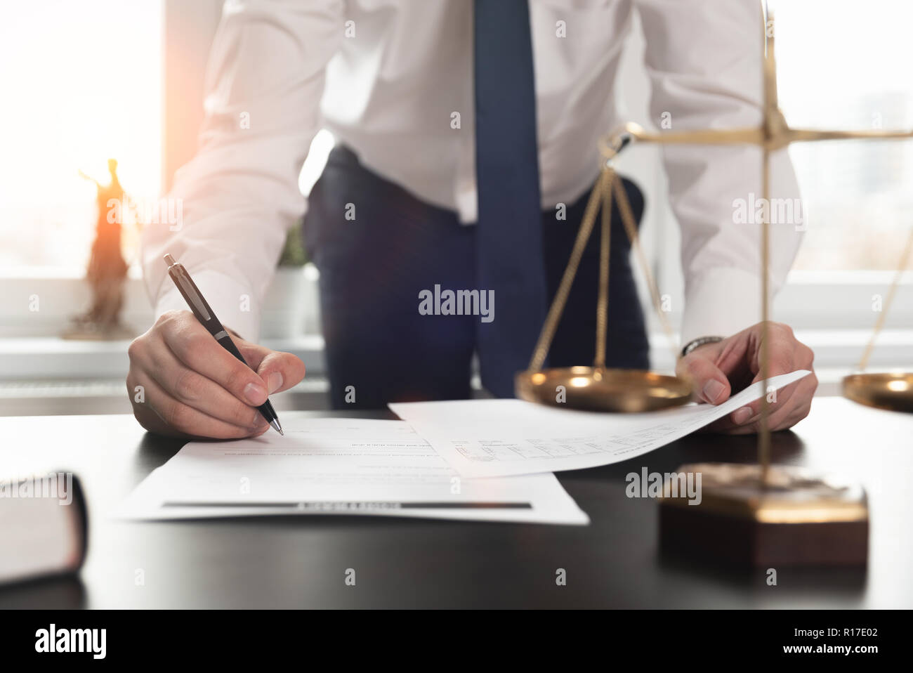 Anwalt Arbeiten mit Dokumenten. Gerechtigkeit und Recht, Rechtsanwalt, Konzept. Man unterzeichnen Vertrag Papiere Stockfoto