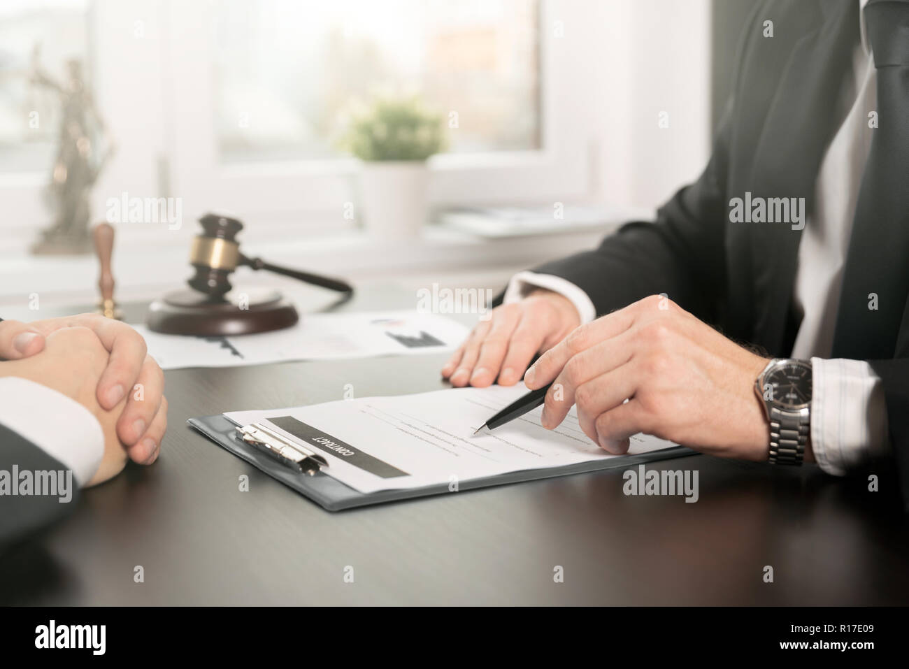 Männliche Anwalt arbeiten mit Vertrag Papiere. Anwalt oder Richter Consult, Treffen mit Kunden. Recht und juristische Dienstleistungen Konzept Stockfoto