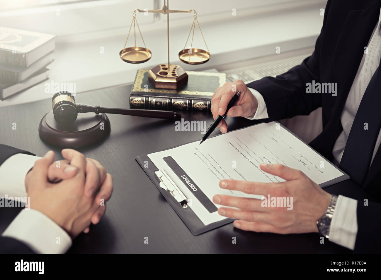 Männliche Anwalt arbeiten mit Vertrag Papiere. Anwalt oder Richter Consult, Treffen mit Kunden. Recht und juristische Dienstleistungen Konzept Stockfoto