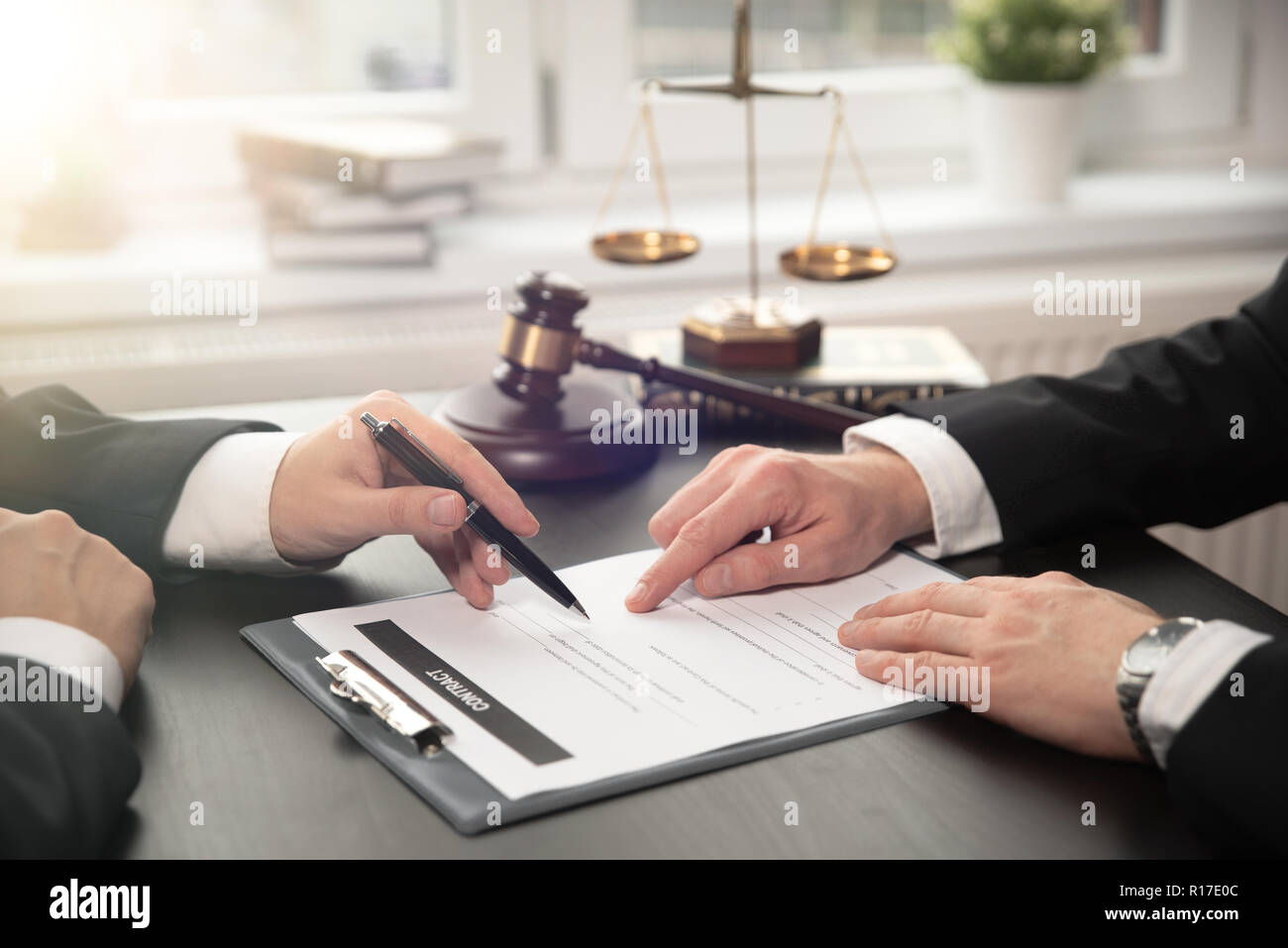 Männliche Anwalt arbeiten mit Vertrag Papiere. Anwalt oder Richter Consult, Treffen mit Kunden. Recht und juristische Dienstleistungen Konzept Stockfoto