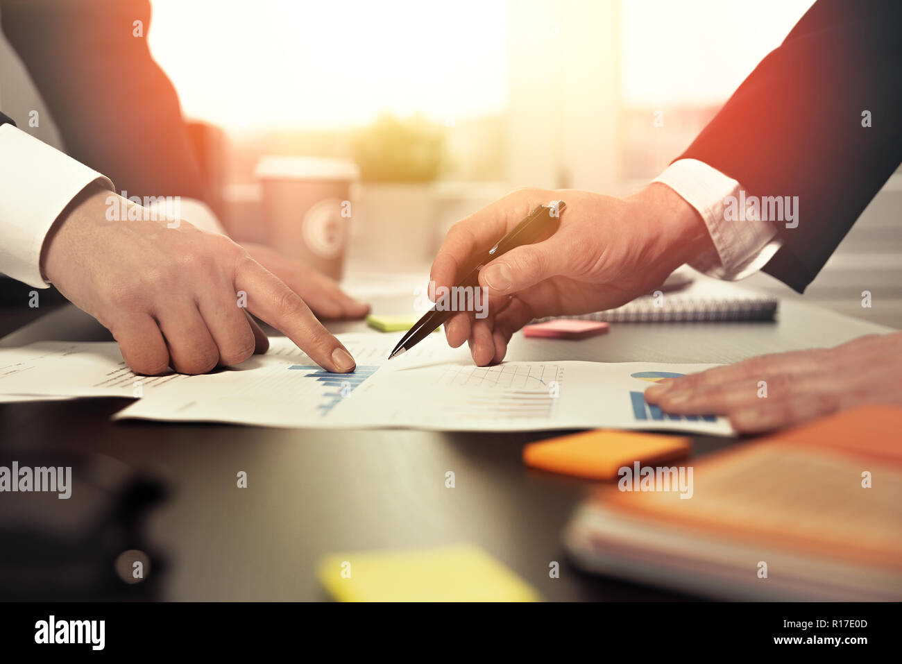 Zwei Geschäftsleute bei der Arbeit im Büro, Tag der Arbeit, Business Process auf dem Schreibtisch, Financial Manager bei der Arbeit Stockfoto