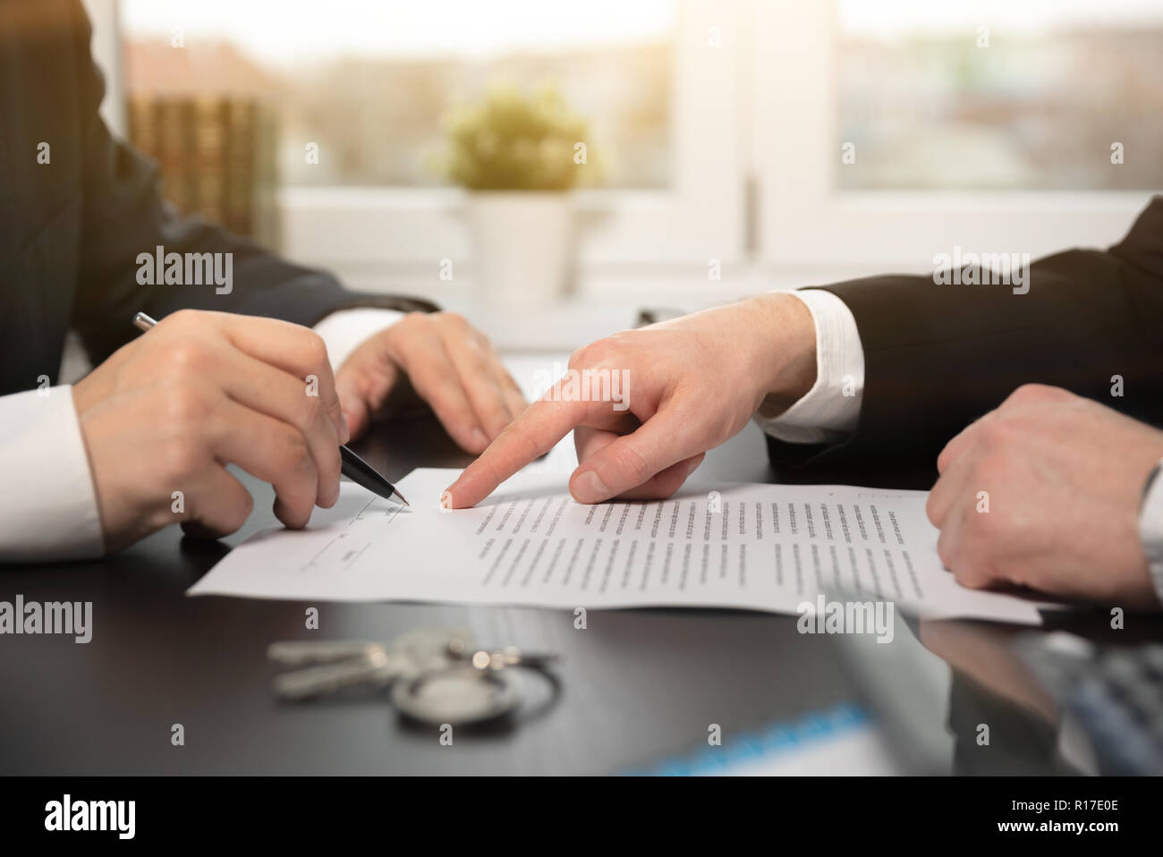 Real estate agent einen Vertrag Kaufen - Verkaufen Haus. Zwei Männer am Schreibtisch sitzen, die Hausratsversicherung auf Wohnungsbaudarlehen, Versicherungsagent Konzept Stockfoto