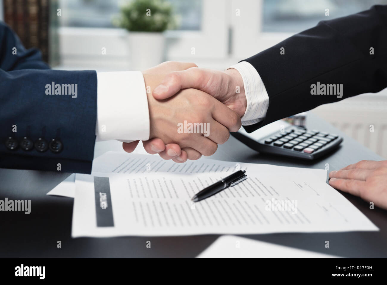 Business Vertrag, Vereinbarung wurde von zwei Business Mann die Hände schütteln sich gegenseitig unterzeichnet Stockfoto