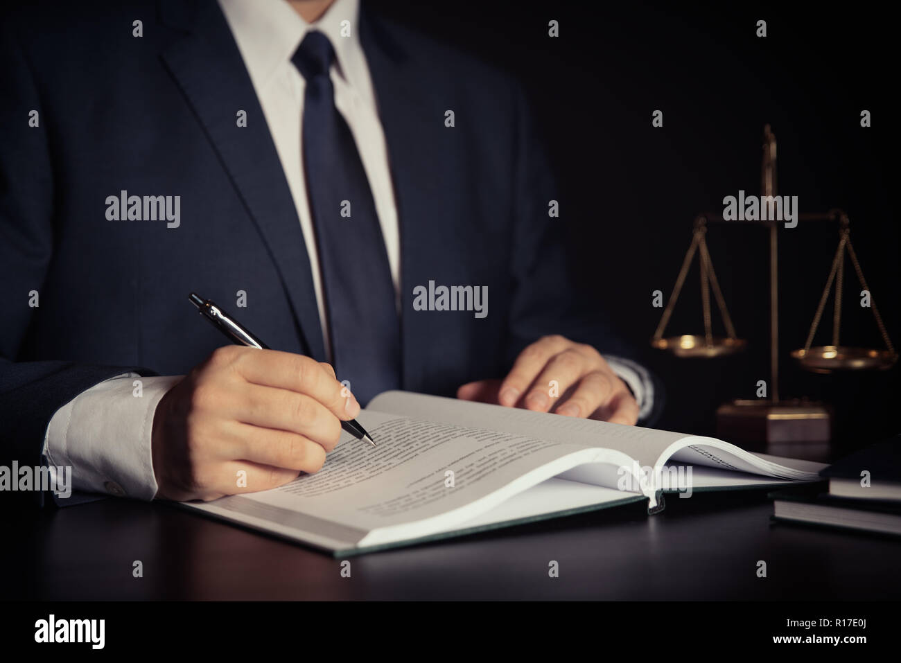 Waage der Gerechtigkeit. Anwalt, Rechtsanwalt im Büro. Berater Rechtsanwalt mit Recht Buch. Stockfoto