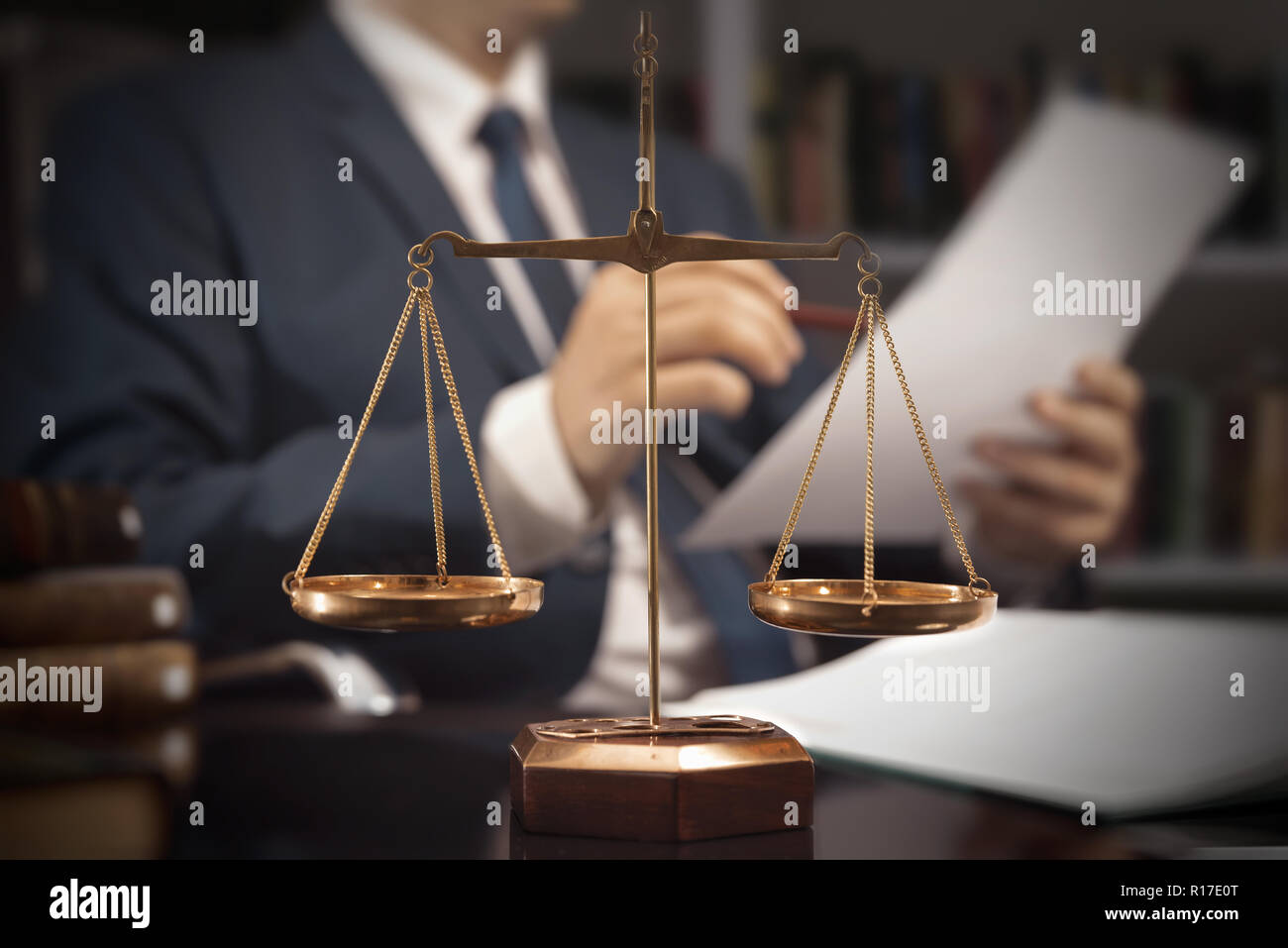 Waage der Gerechtigkeit. Anwalt, Rechtsanwalt, arbeiten im Büro. Berater Rechtsanwalt mit Schreibarbeit Stockfoto