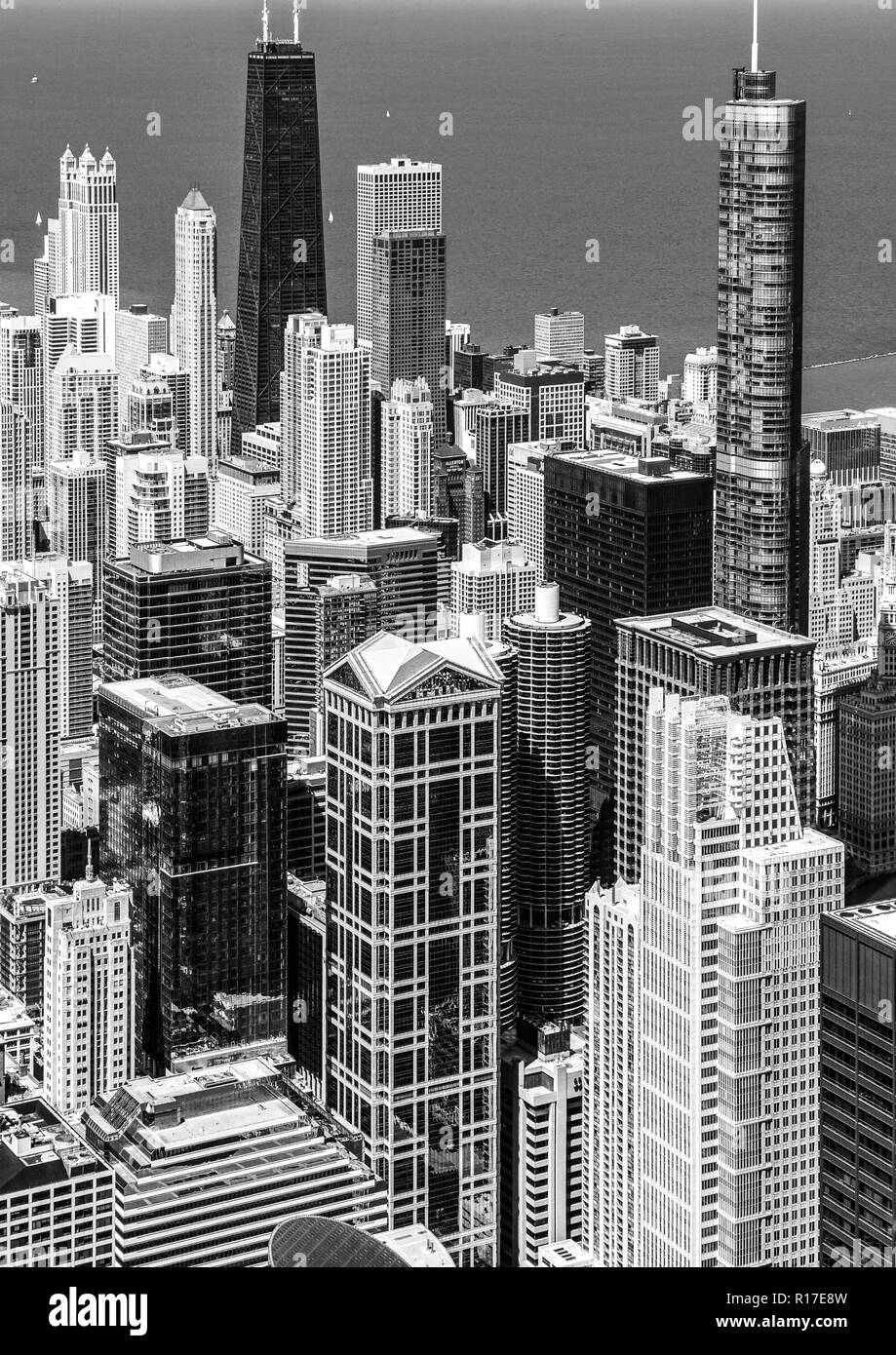 Die Stadt von Chicago aus der Vogelperspektive Blick nach Norden Osten hin zum Lake Michigan mit Trump Tower und das John Hancock in Aussicht Stockfoto