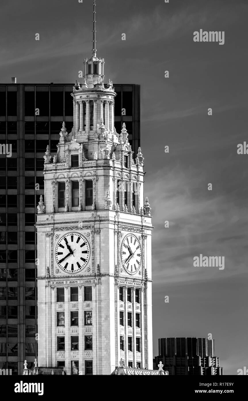 Clock Tower in der Innenstadt von Chicago steht majestätisch auf der Michigan Ave. mit einer klassischen Architektur inmitten mehr moderne Gebäude. Stockfoto