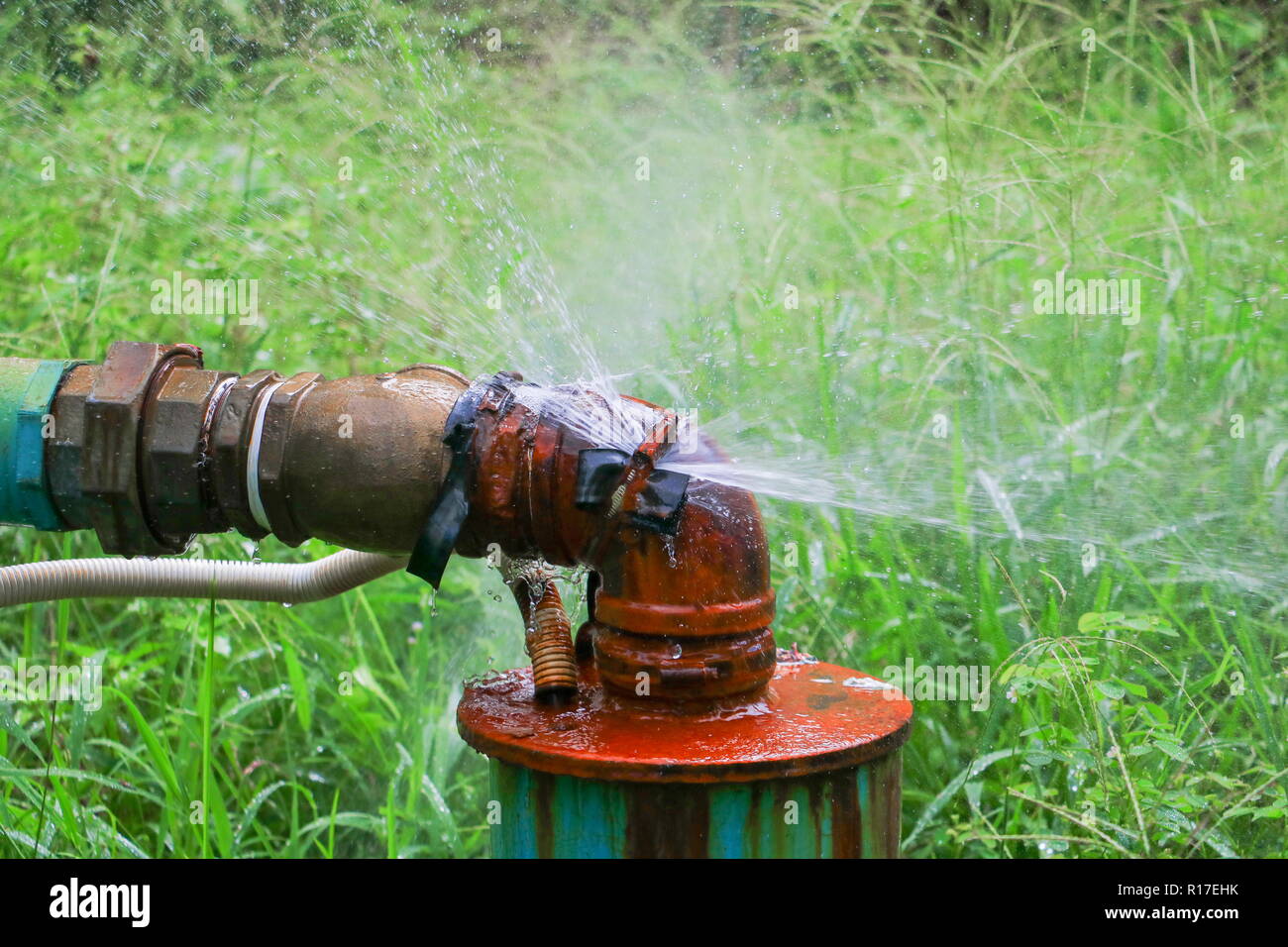 Sanitär Hauptrohr und wasser leck, alte Rohr Stahl rosten auf Gras, tippen Sie auf Stockfoto