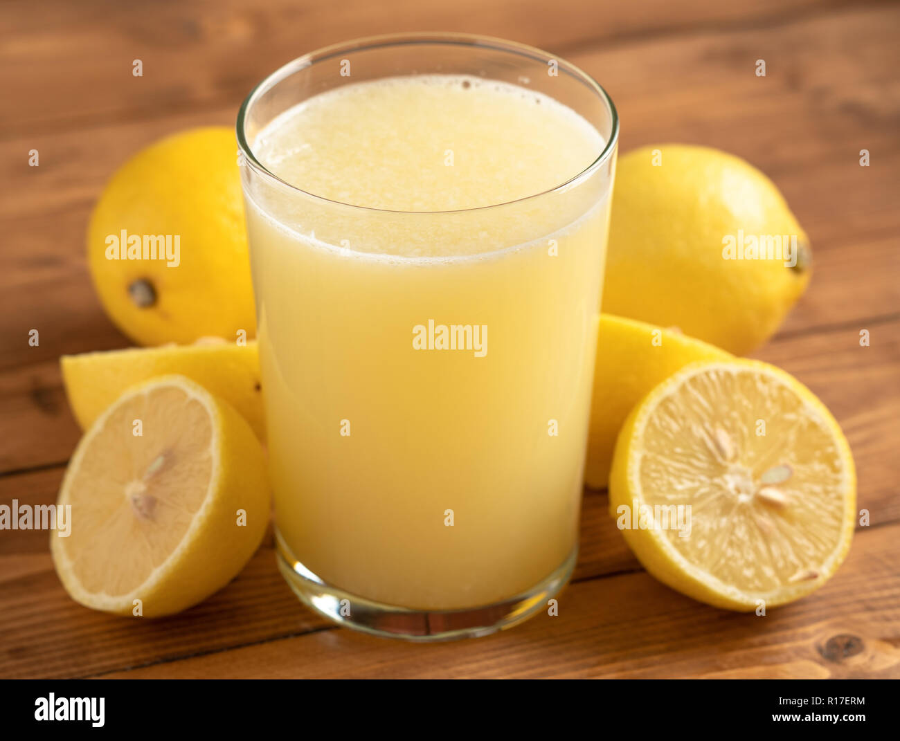 Glas Limonade mit Zitronen auf hölzernen Tisch Stockfoto