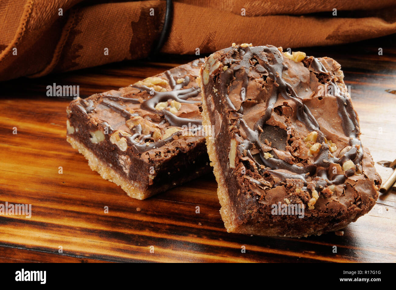 Zwei gourmet chocolate fudge brwonies mit Kokosnuss Stockfoto