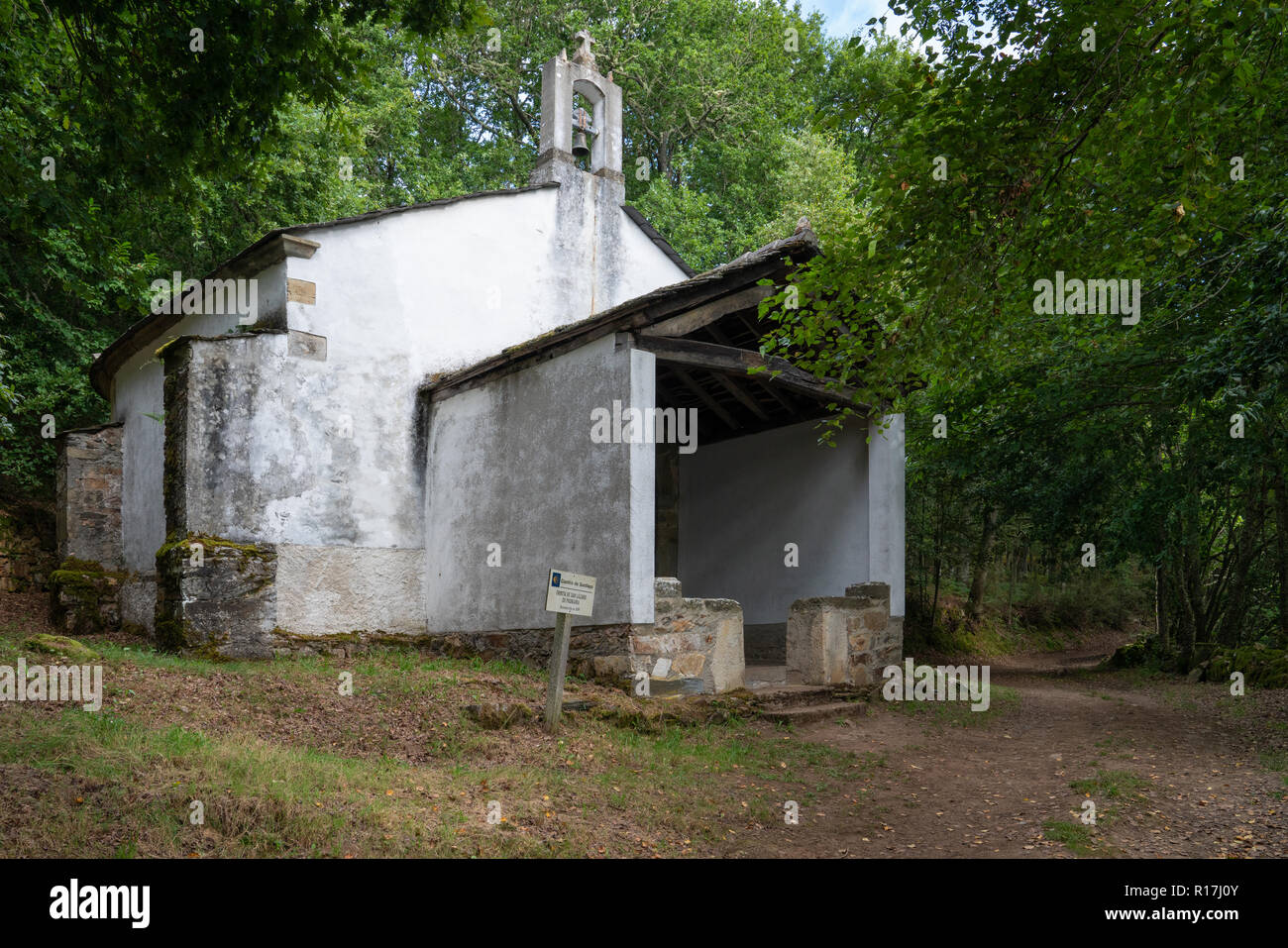 GRANDAS DE SALIME, SPANIEN - 25. AUGUST 2018: alte Kapelle San Lazaro im Wald von Padraira, Camino de Santiago in der Nähe Grandas de Salime am 2. August Stockfoto