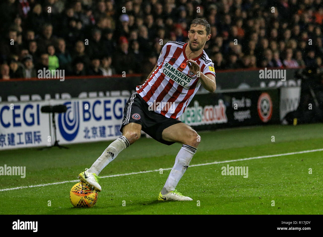 9. November 2018, Bramall Lane, Sheffield, England; Sky Bet-Meisterschaft, der Stahl Derby, Sheffield United v Sheffield Mittwoch; Chris Basham (06) von Sheffield United mit dem Ball Quelle: Mark Cosgrove/News Bilder der Englischen Football League Bilder unterliegen DataCo Lizenz Stockfoto