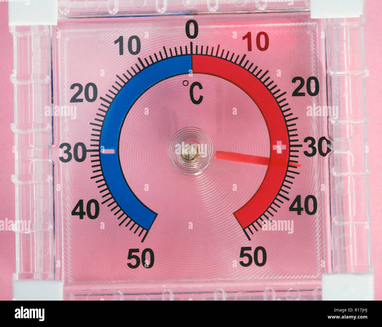 Outdoor Fenster Wand Thermometer auf rosa Hintergrund Stockfoto