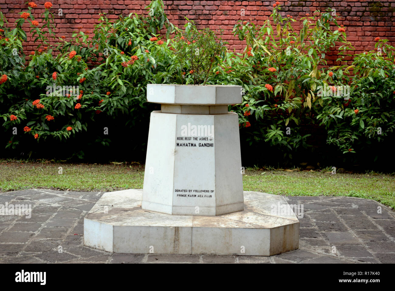 Indischen Führer Mahatma Gandhi's Asche in AgaKhan Palace in Pune entfernt begraben. Gandhi war es zu der Zeit der Freiheit kämpfen inhaftiert Stockfoto