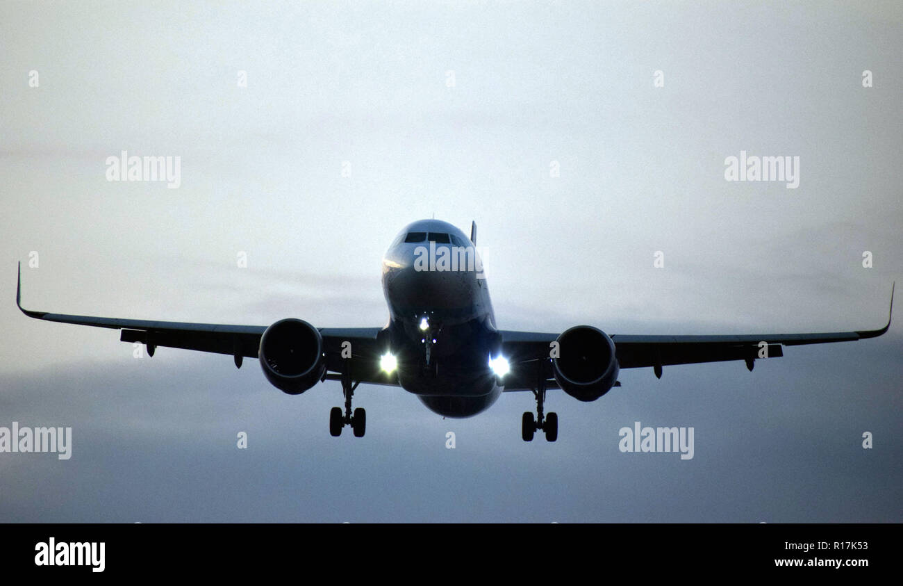 Eine umfassende Sicht auf ein Flugzeug während des Fluges. Stockfoto