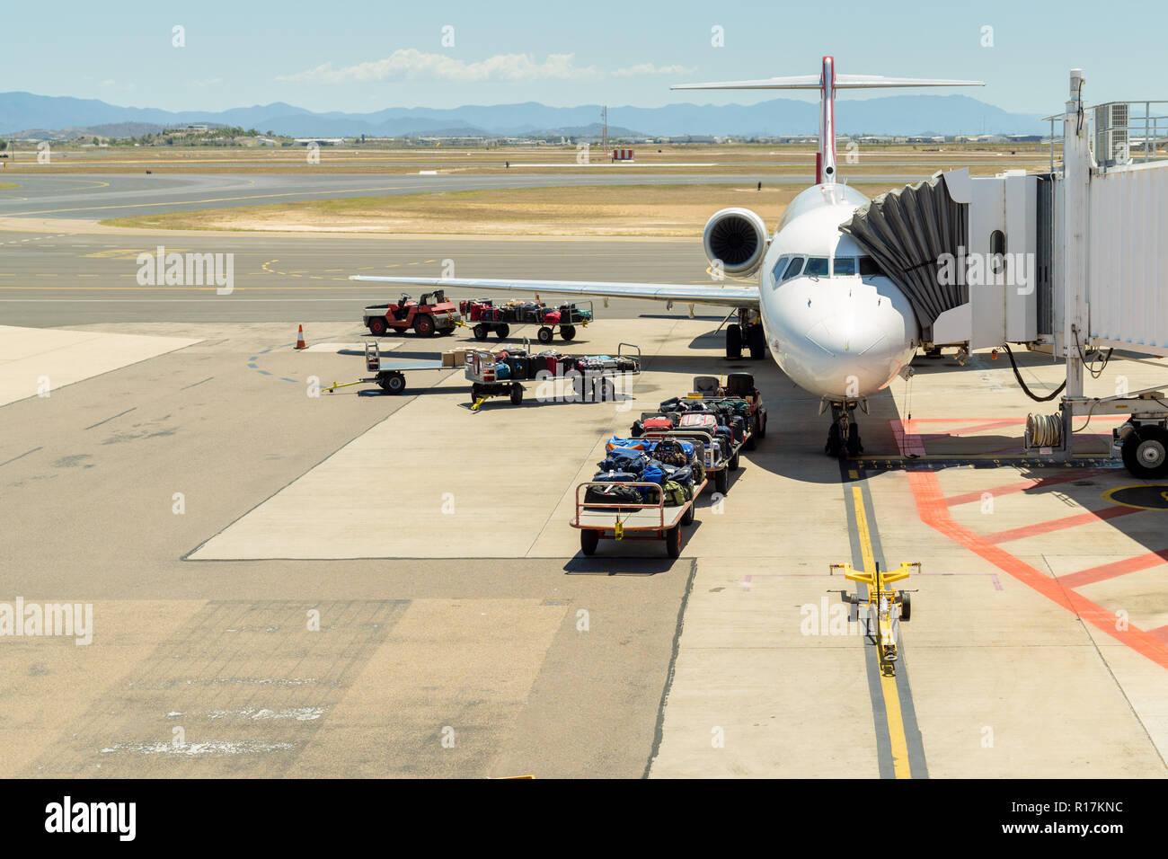 Gepäck über in ein Flugzeug bereit für den Flug nach geladen werden Stockfoto