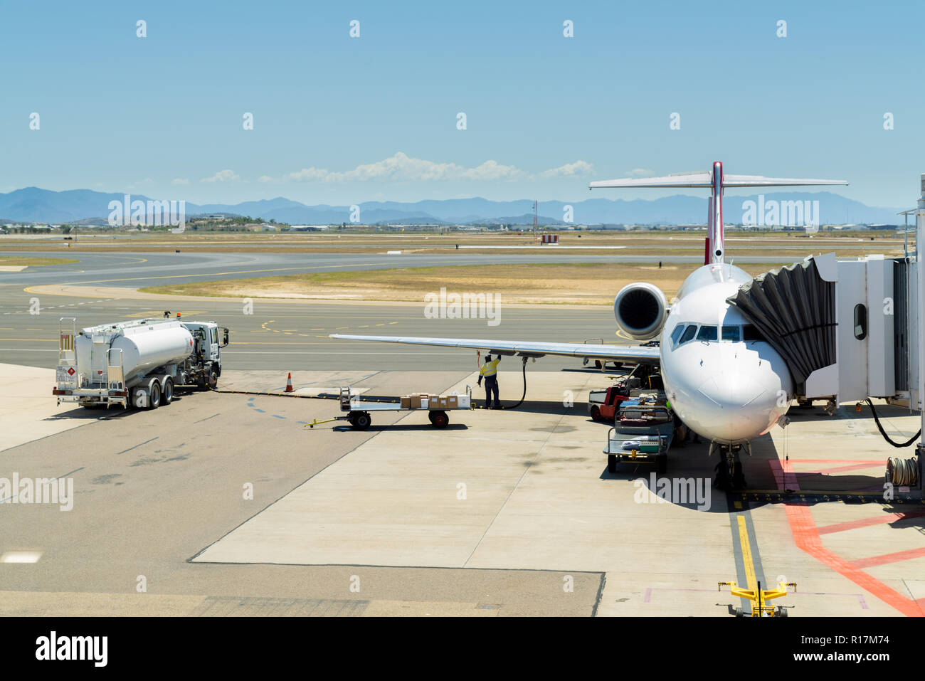 Gepäck beladen, Ebene, in der Vorbereitung für den Start am Flughafen Townsville betankt wird, Australien Stockfoto