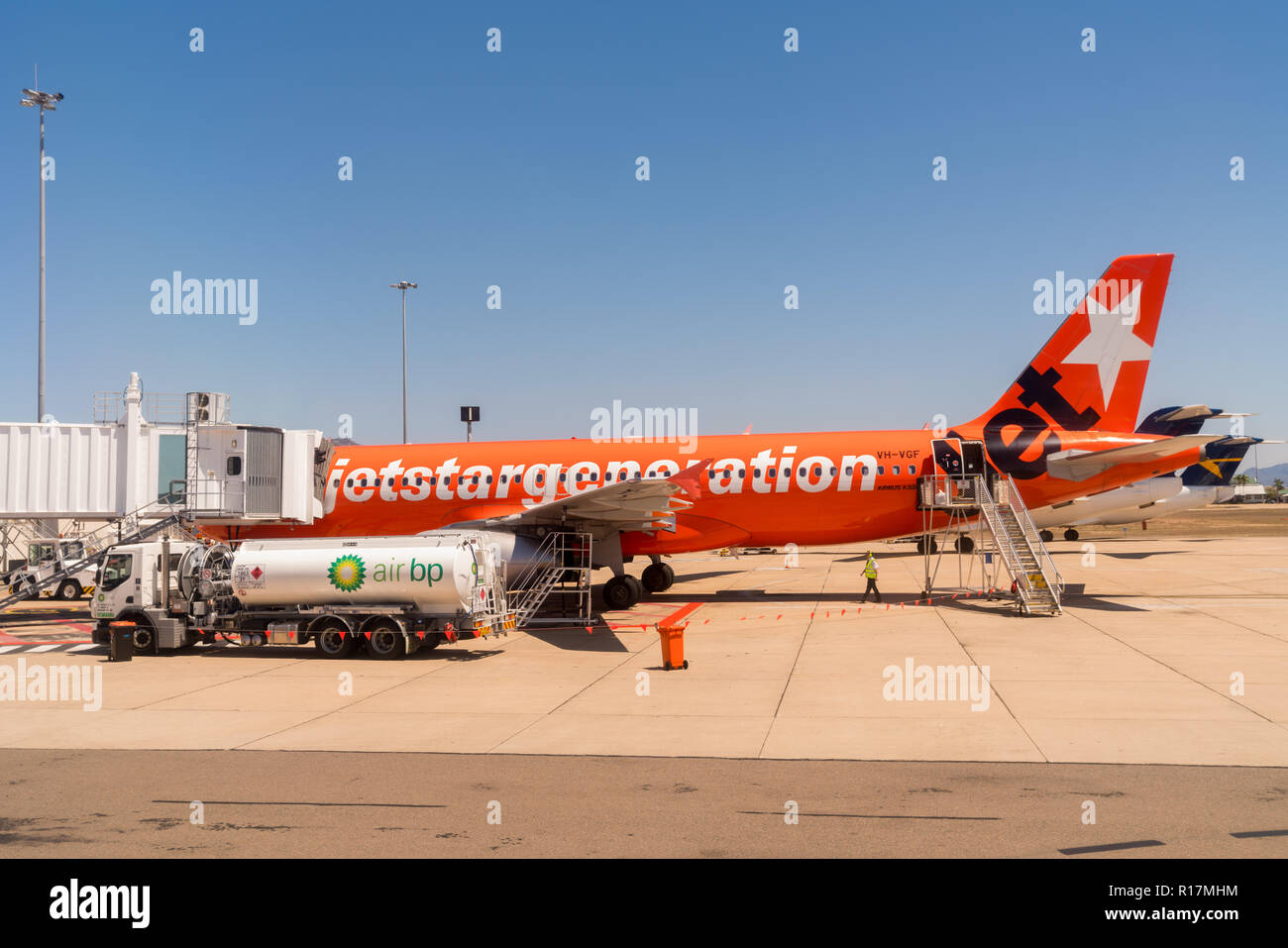 Ein Jetstar-Flugzeug wird an einem heißen Tag am Townsville Airport, Queensland, QLD, Australien von Air BP betankt. Stockfoto