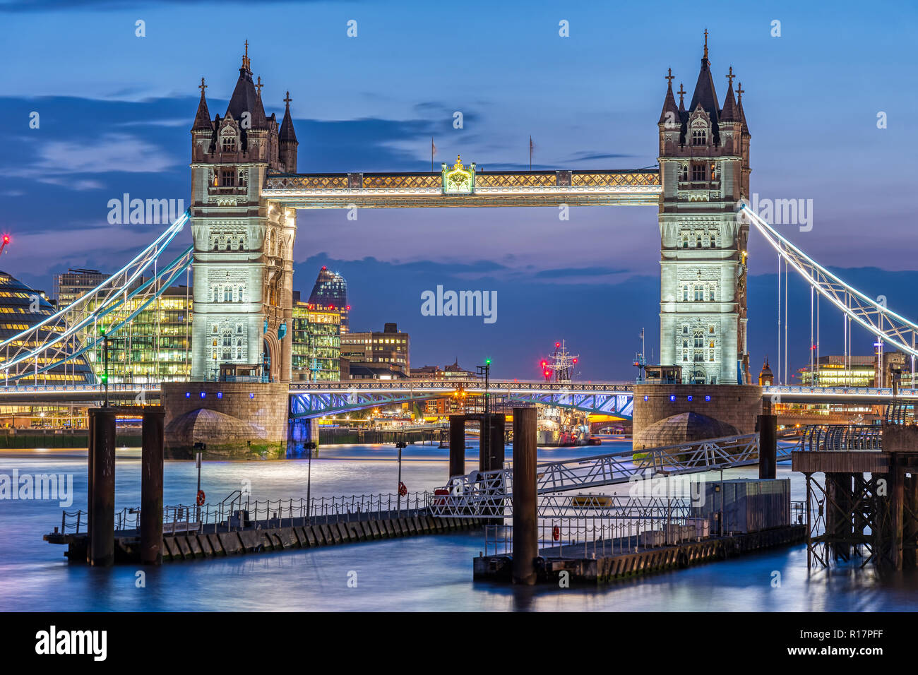Die berühmten beleuchtet die Tower Bridge in London bei Nacht Stockfoto
