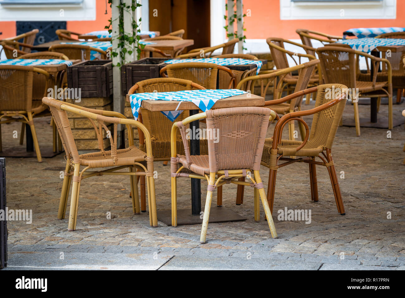 Tisch und 4 Stühle im Restaurant unter freiem Himmel Stockfoto