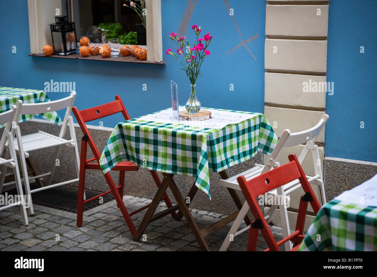 Tische und Stühle. Restaurant unter freiem Himmel Stockfoto