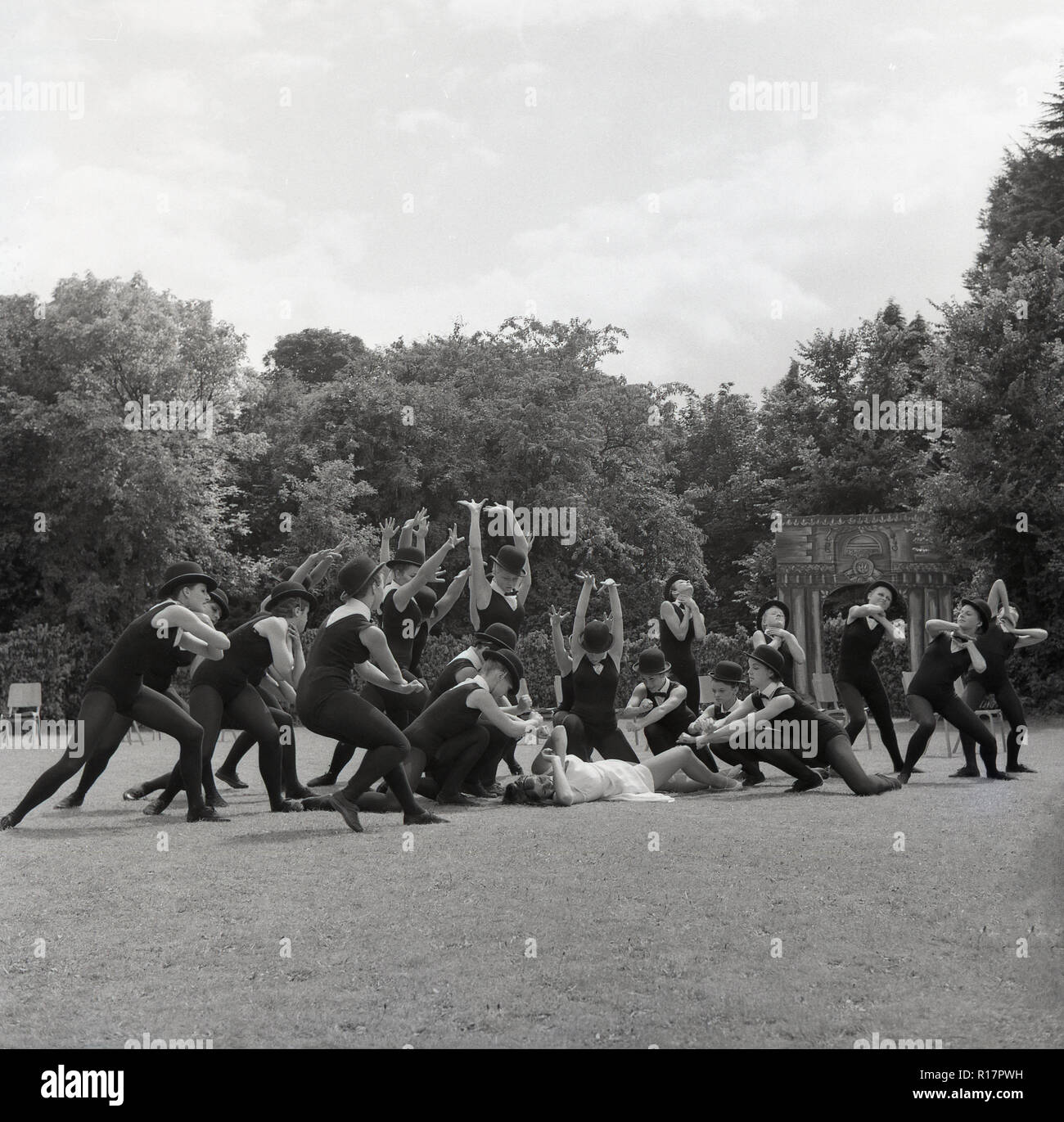 1967, Tring Arts Festival, Mädchen, draußen an der Arts Educational School, eine unabhängige koedukative Schule durchführen, spezialisiert auf Tanz, die Schwester Schule der London. Es wurde in den Jahren 1939 und 1945 gegründet nach Tring Park Mansion durch die Rothschild Familie gehört und war ursprünglich als Cone-Ripman Schule bekannt. Im Jahr 2009 wurde die Schule als Tring Park Schule für darstellende Künste umbenannt und wurde unabhängig von der London. Stockfoto