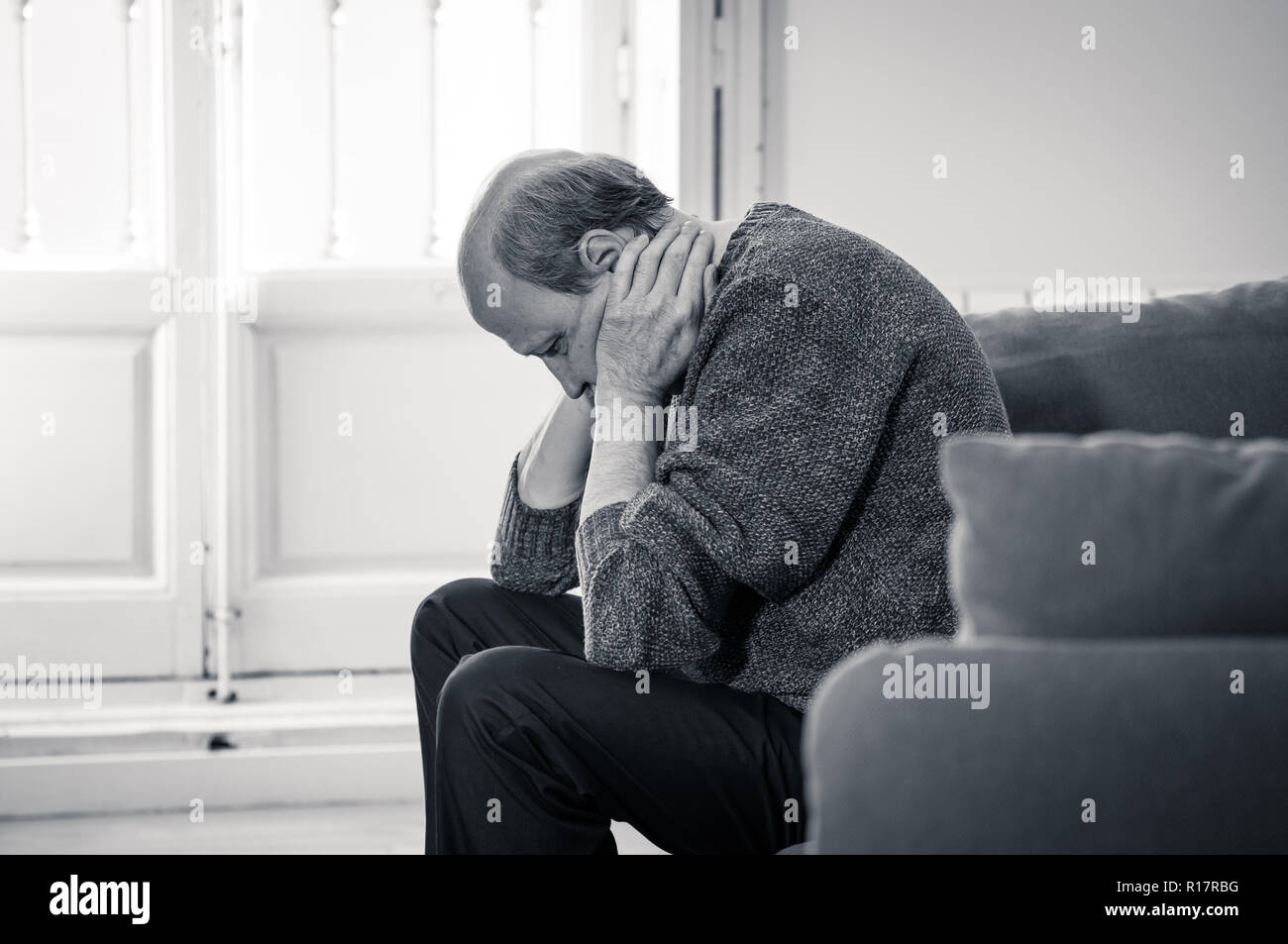 Senior alter Mann Verzweiflung besorgt, nachdenklich und traurig, einsam, depressiv auf der Couch zu Hause in alternden Psychische Gesundheit persönliche Probleme und Lif Stockfoto