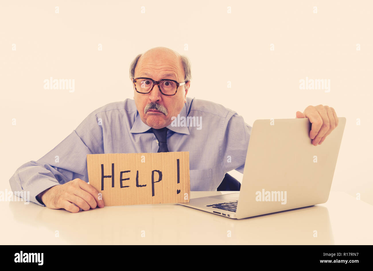 Ältere reifen Unternehmens Mann mit Glatze auf seinem 60s Gefühl gestresst und frustriert, müde und überfordert mit Hilfe Anmelden Job Probleme Stockfoto