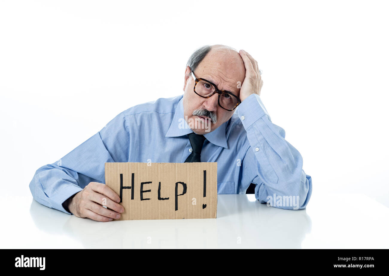 Ältere reifen Unternehmens Mann mit Glatze auf seinem 60s Gefühl gestresst und frustriert, müde und überfordert mit Hilfe Anmelden Job Probleme Stockfoto