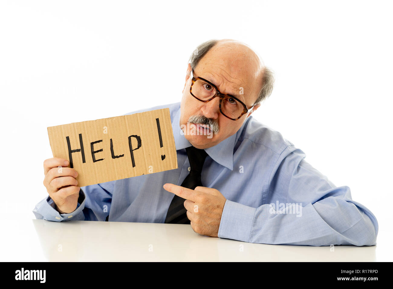 Ältere reifen Unternehmens Mann mit Glatze auf seinem 60s Gefühl gestresst und frustriert, müde und überfordert mit Hilfe Anmelden Job Probleme Stockfoto