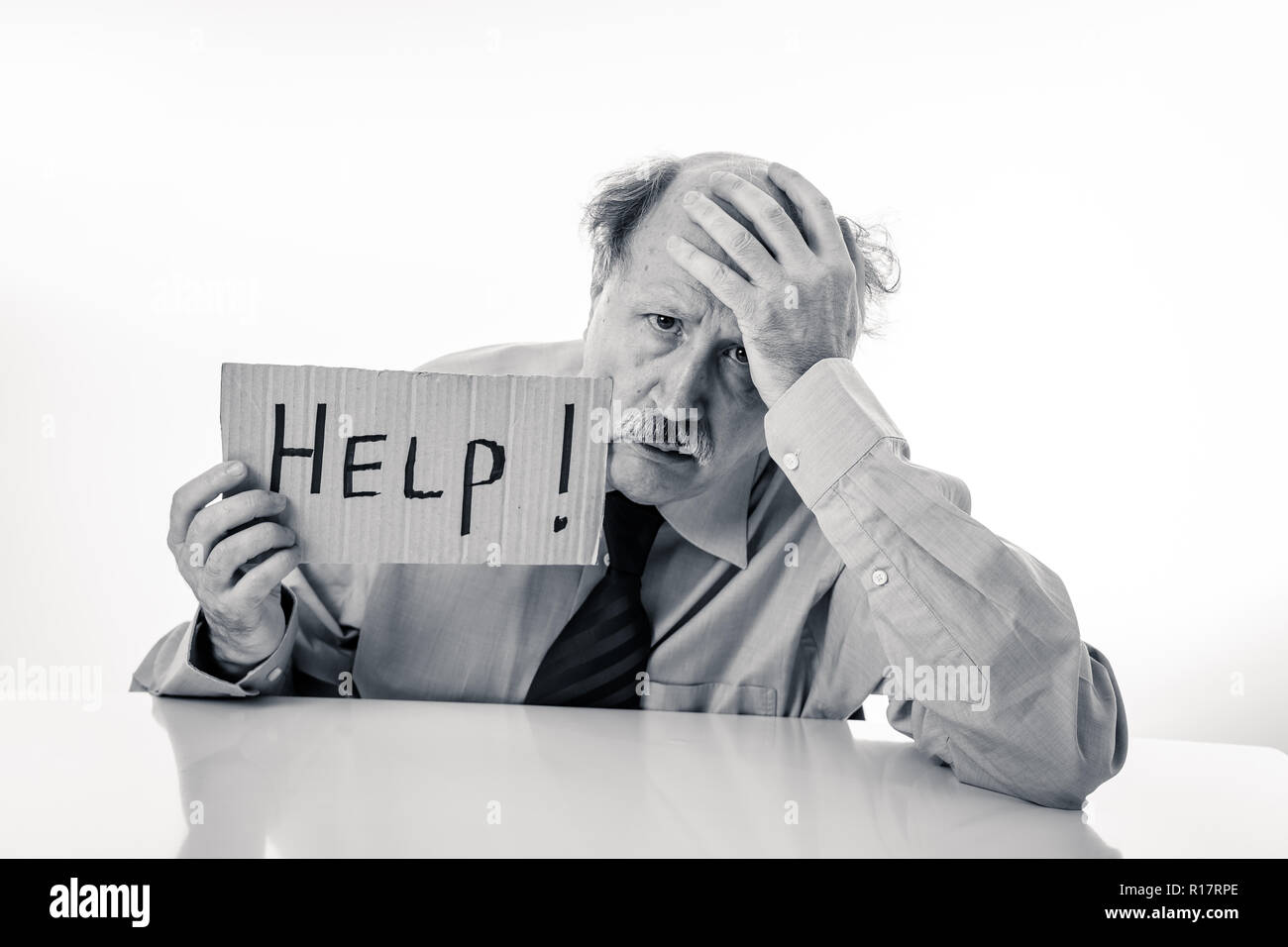 Ältere reifen Unternehmens Mann mit Glatze auf seinem 60s Gefühl gestresst und frustriert, müde und überfordert mit Hilfe Anmelden Job Probleme Stockfoto