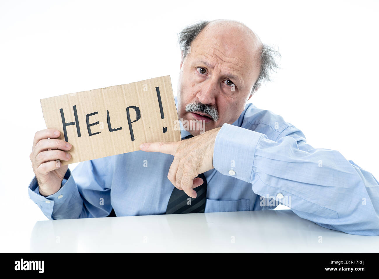Ältere reifen Unternehmens Mann mit Glatze auf seinem 60s Gefühl gestresst und frustriert, müde und überfordert mit Hilfe Anmelden Job Probleme Stockfoto