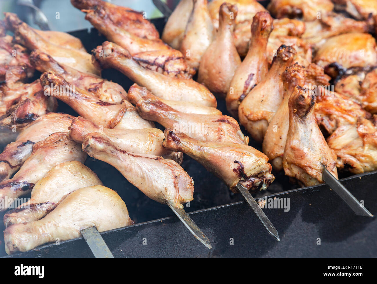 Gegrillte Shish Kebab oder schaschlik von Hühnerfleisch auf Metall Spieße Stockfoto