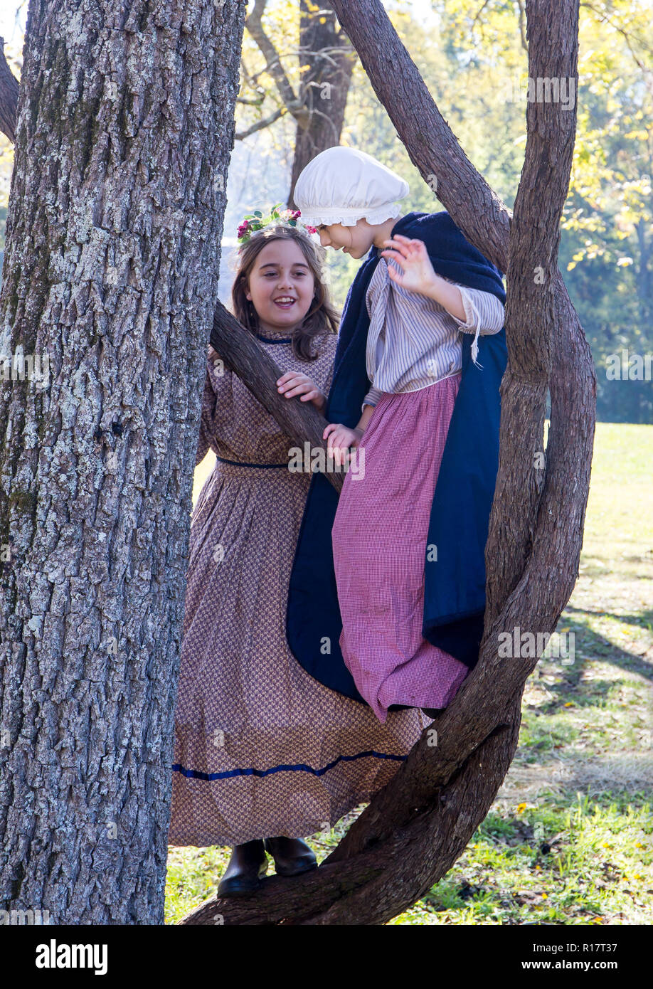 MCCONNELLS, SC (USA) - November 3, 2018: Kinder im Zeitraum Kleid Spiel während eine Wiederinkraftsetzung des Amerikanischen Bürgerkrieges am Historischen Brattonsville. Stockfoto