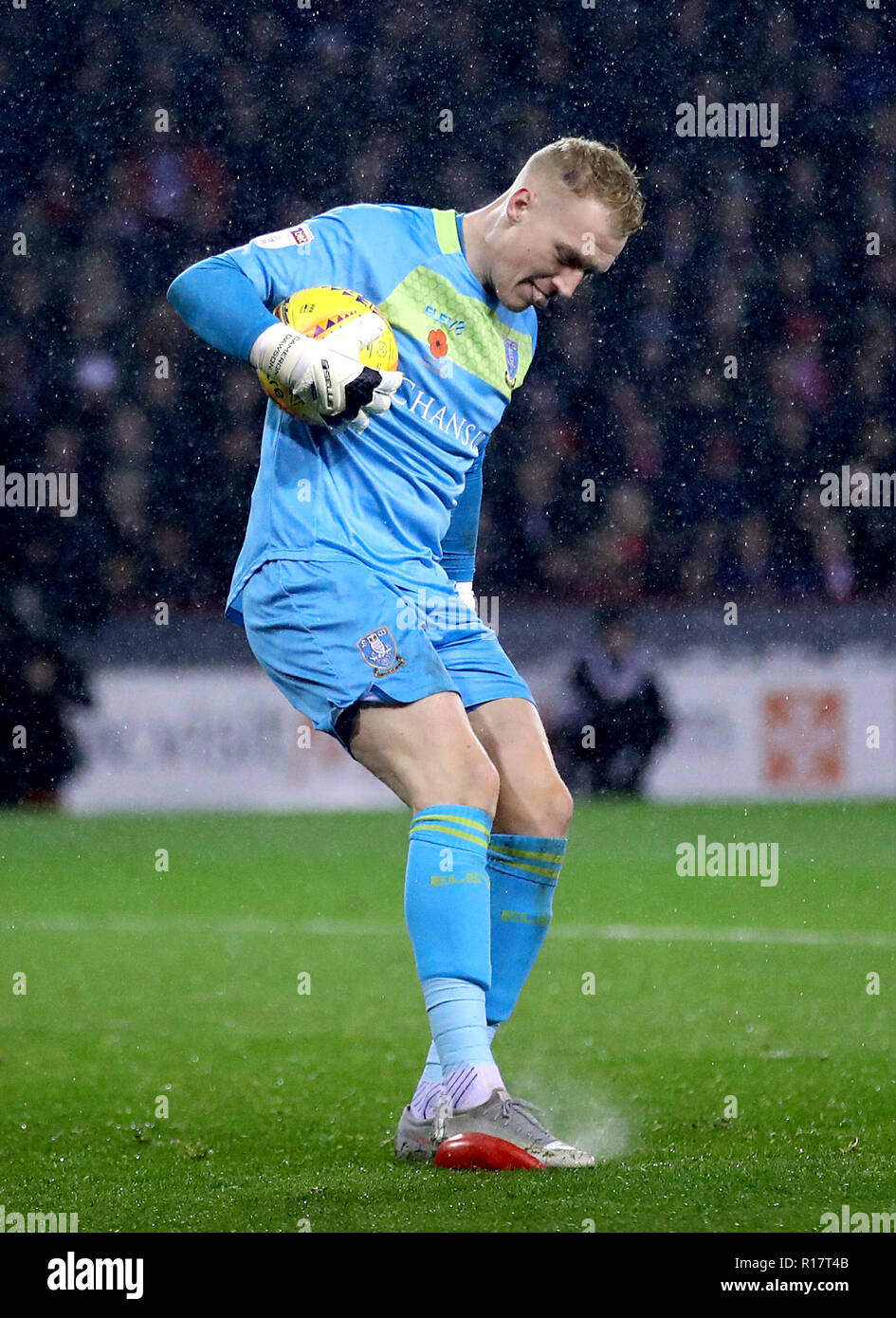 Sheffield Mittwoch Torwart Cameron Dawson knallt einem Ballon während der Sky Bet Meisterschaft Gleiches an Bramall Lane, Sheffield. Stockfoto