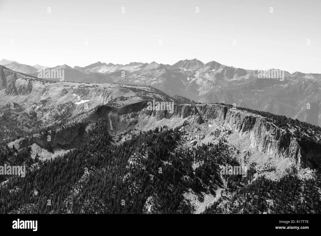 Blick von der Spitze des Berges oder Olympus zu den Gipfeln vor dem Hintergrund der Wolken und Himmel, Schwarz und Weiss Stockfoto