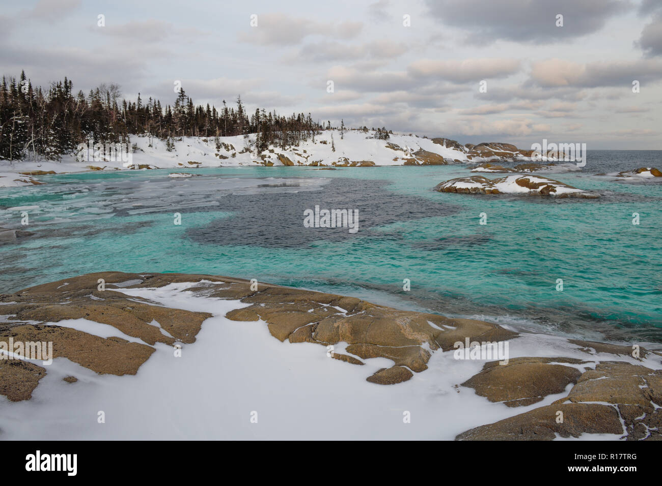 High Tide im Winter am Ufer des St. Lawrence River, Quebec, Kanada. Die klare grünlich Wasser geben, unglaubliche Landschaft Stockfoto