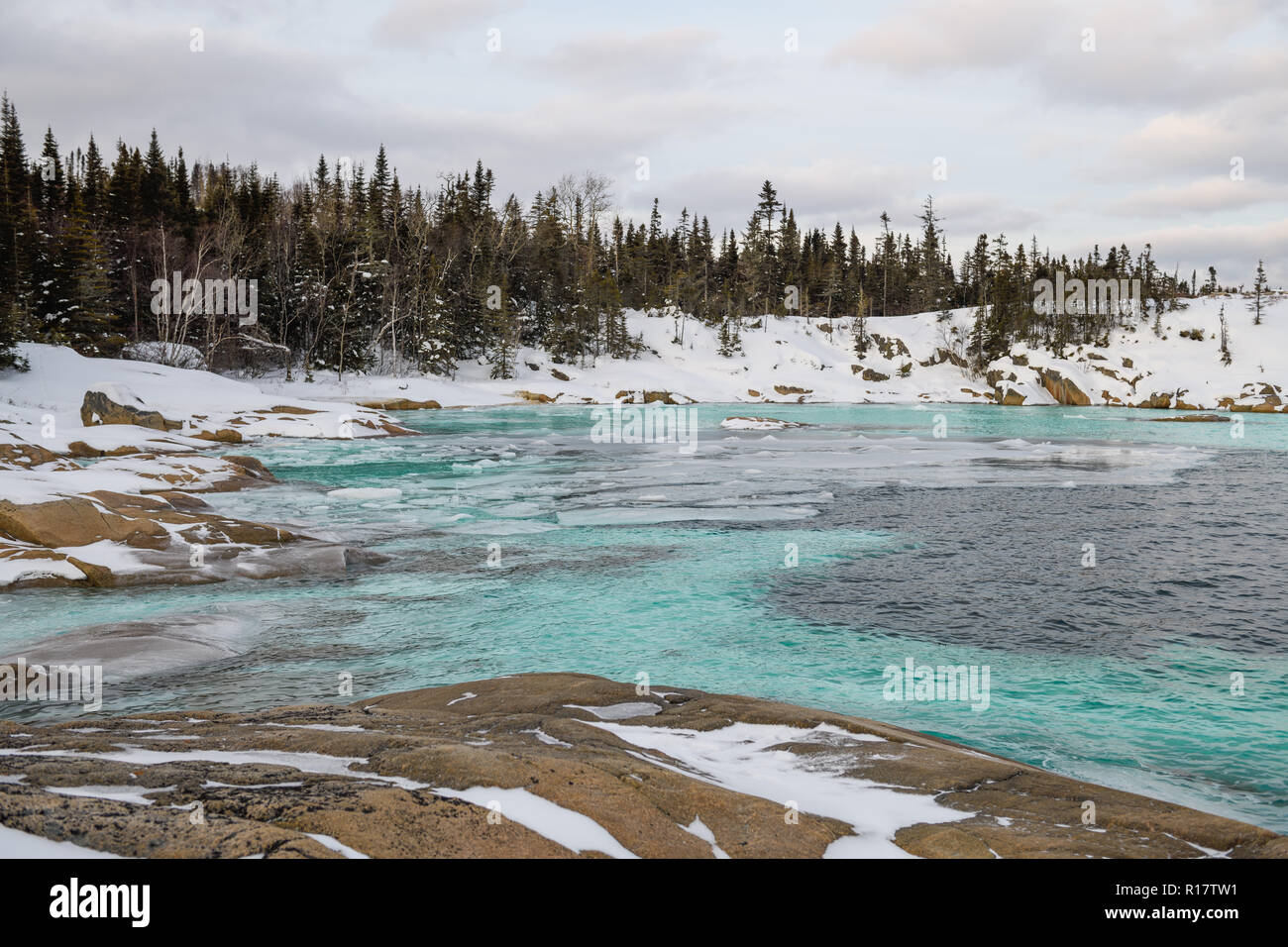 High Tide im Winter am Ufer des St. Lawrence River, Quebec, Kanada. Die klare grünlich Wasser geben, unglaubliche Landschaft Stockfoto