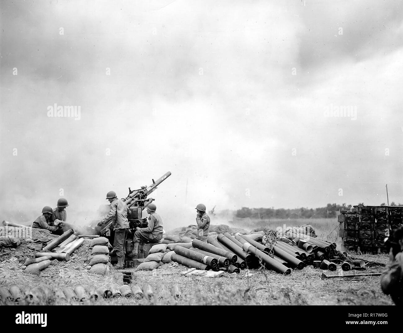 Normandie, Frankreich, Juni 1944. Alliierte Soldaten kämpfen auf dem Lande und in den Dörfern der Normandie. Dem zweiten Weltkrieg Stockfoto