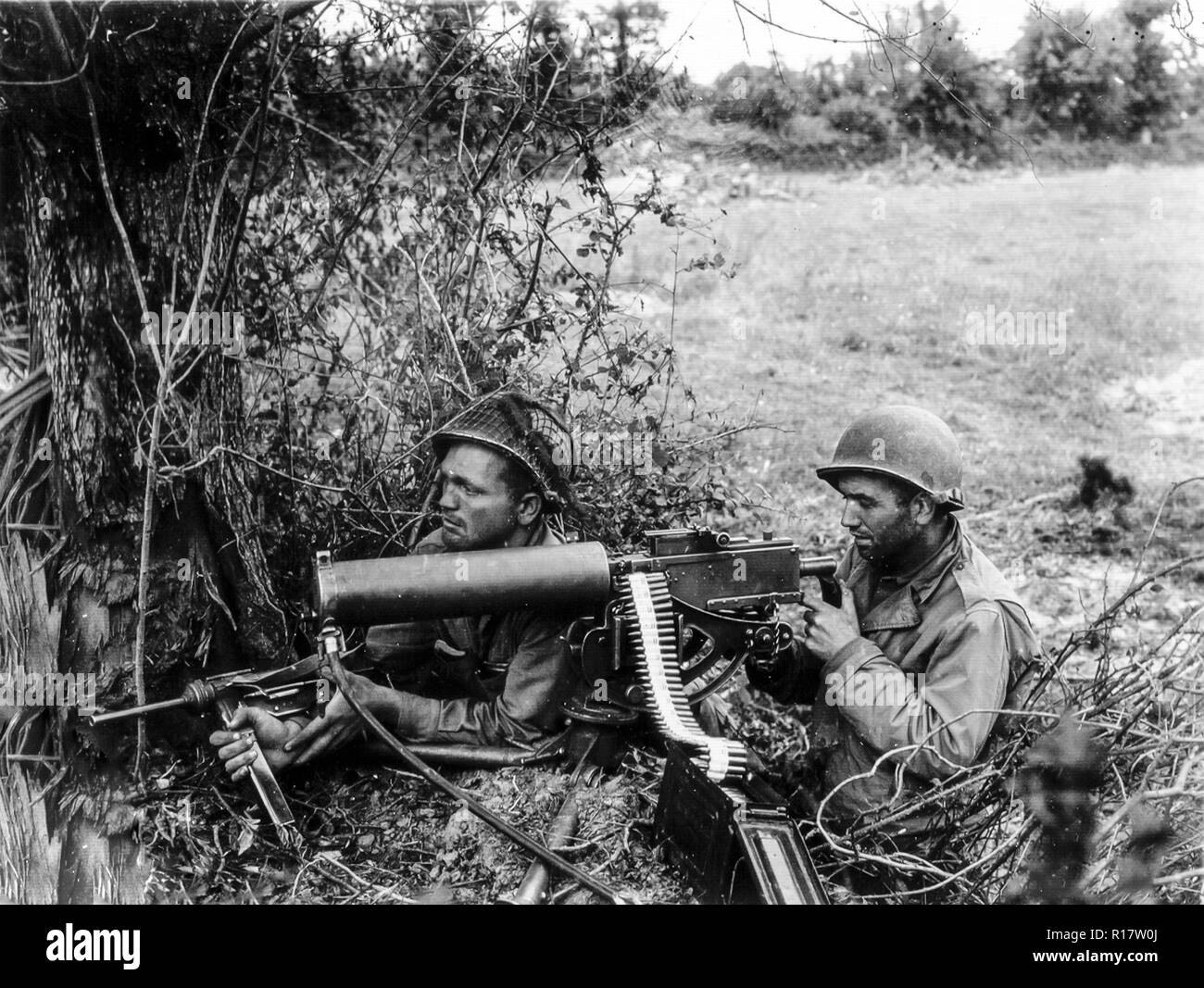 Normandie, Frankreich, Juni 1944. Alliierte Soldaten kämpfen auf dem Lande und in den Dörfern der Normandie. Dem zweiten Weltkrieg Stockfoto