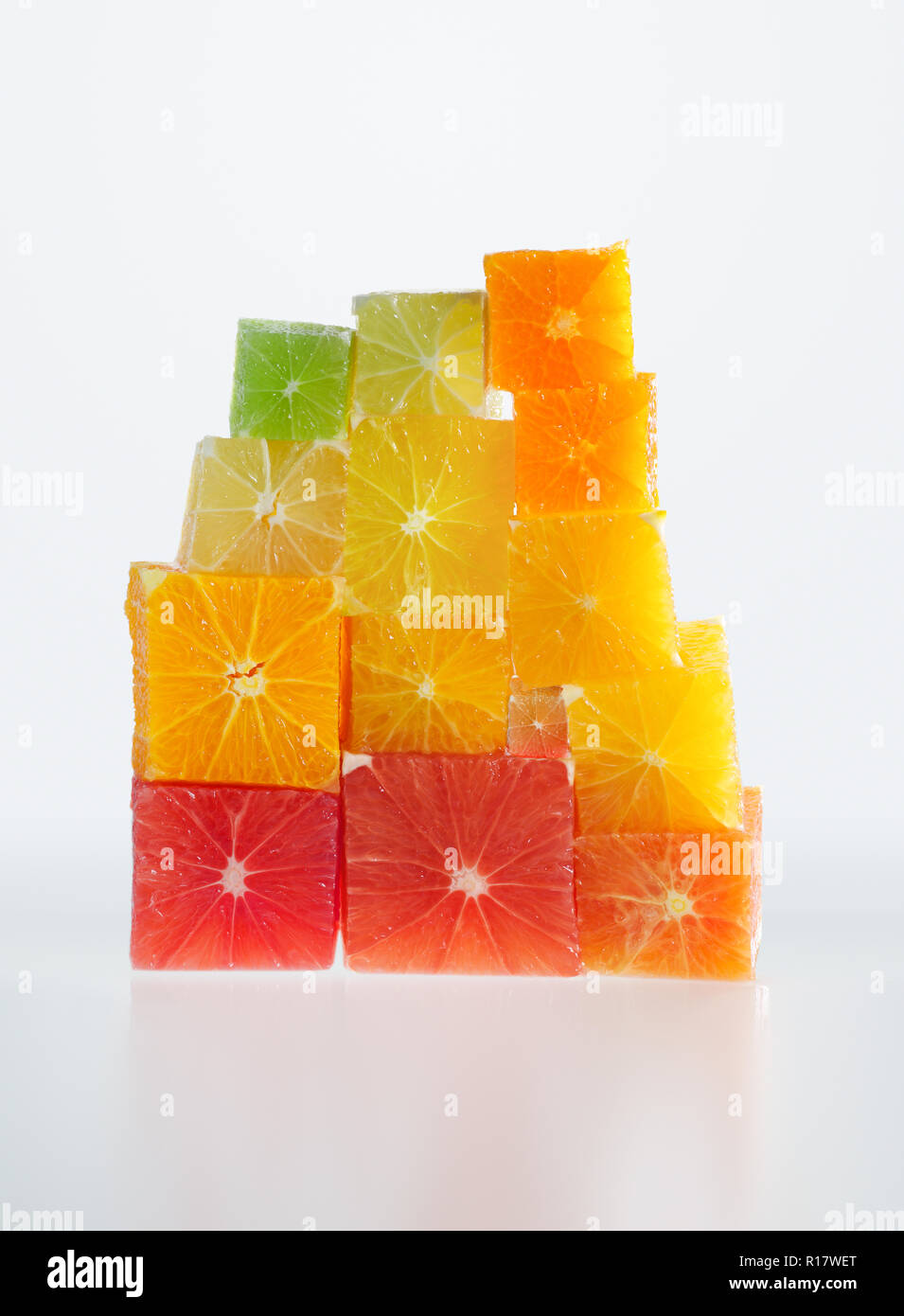 Bunt gewürfelten Haufen von Zitrusfrüchten, weißen Hintergrund Stockfoto