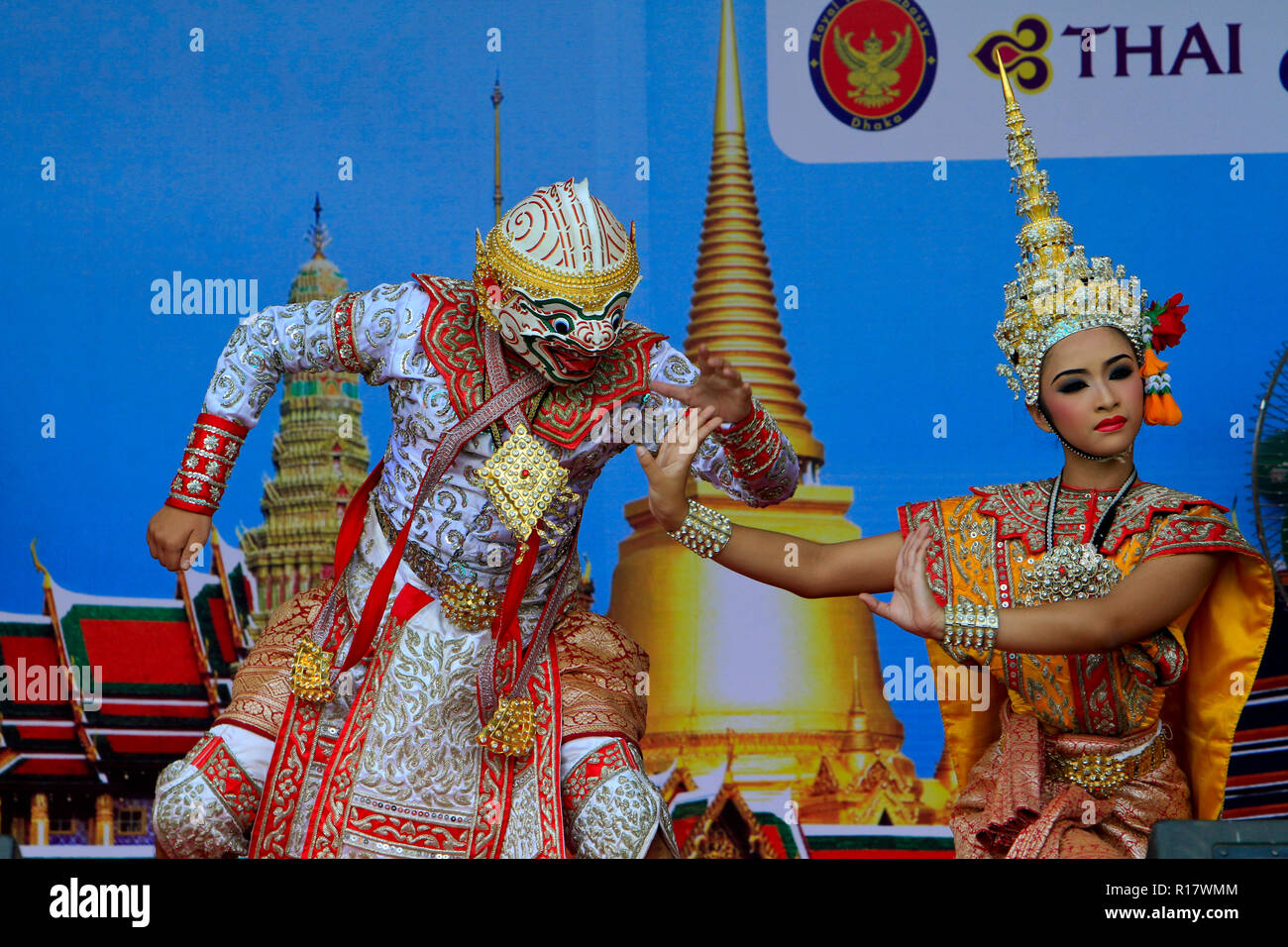 Die Ausführenden in der traditionellen Thai kostüm Tanz bei der Eröffnung einer dreitägigen Thai fair mit dem Titel 'Destination Thailand' an die Königlich Thailändische Botschaft in D Stockfoto