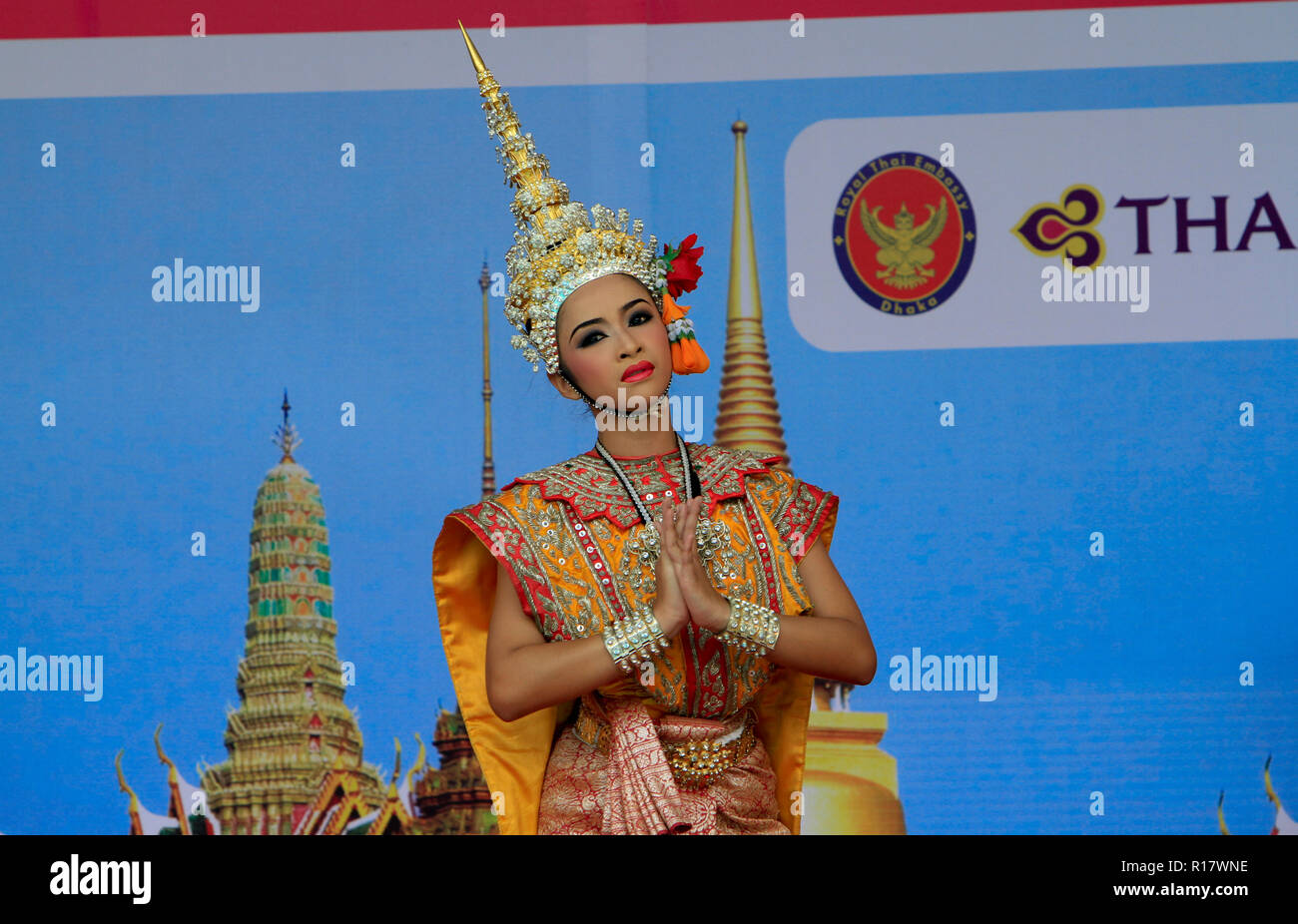 Ein Darsteller in der traditionellen Thai Kostüm tanzt bei der Eröffnung einer dreitägigen Thai fair mit dem Titel 'Destination Thailand' an der Royal Thai Embassy in Stockfoto