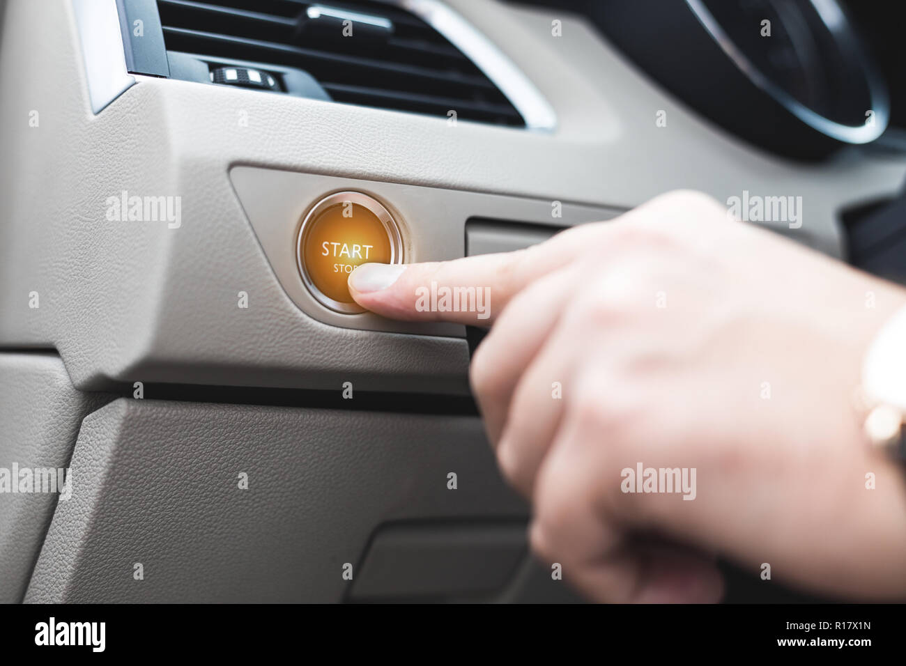 Auto Start Stop System mit Finger drücken der Taste Bild horizontal Stockfoto